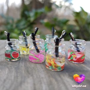 Fruktdryck i småglas - Färgglada berlocker för smycken/DIY