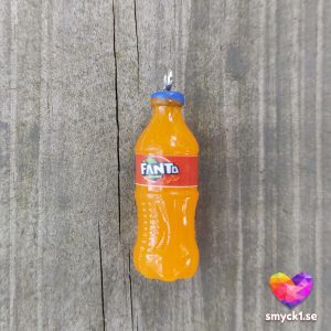 Fanta-berlock - Hänge i form av miniatyrflaska med läsk