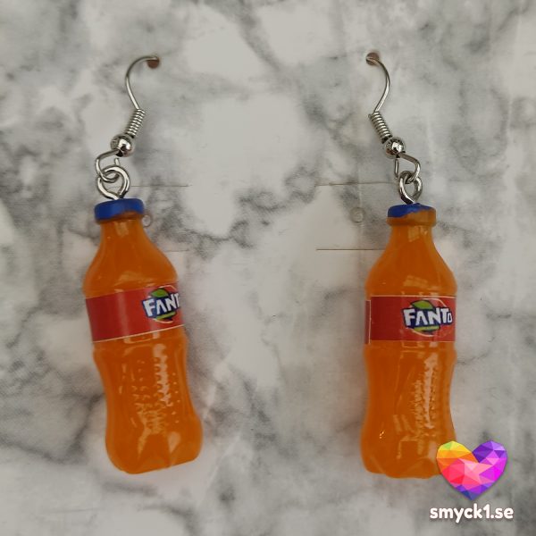 Örhängen med form av fanta-flaskor i miniatyr