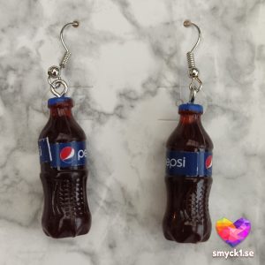 Örhängen med form av pepsi-flaskor i miniatyr
