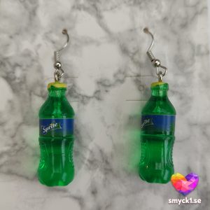 Örhängen med form av sprite-flaskor i miniatyr