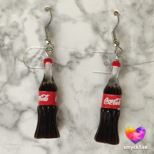 Örhängen med form av vintage cola-flaskor i miniatyr