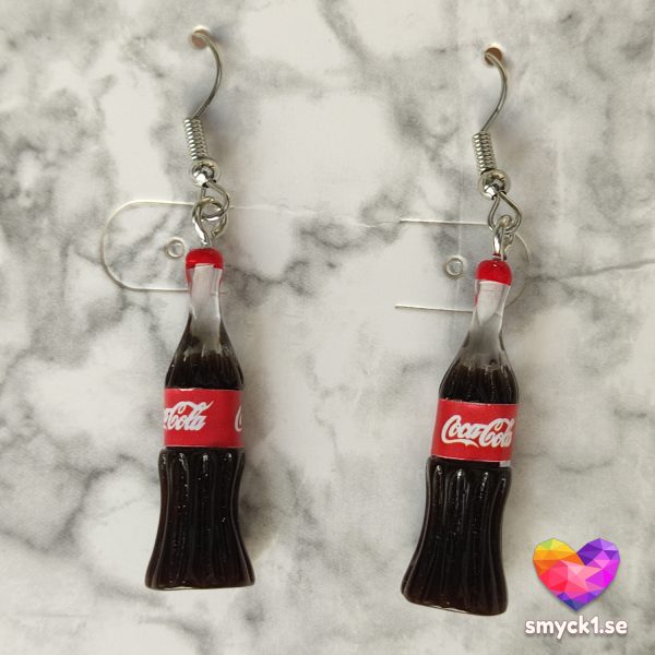 Örhängen med form av vintage cola-flaskor i miniatyr